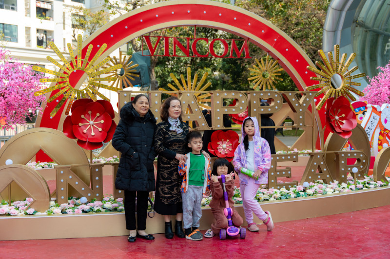 Người dân nô nức đến các trung tâm thương mại khai xuân - Hình 6 Nguoi dan no nuc den cac trung tam thuong mai khai xuan-Hinh-6