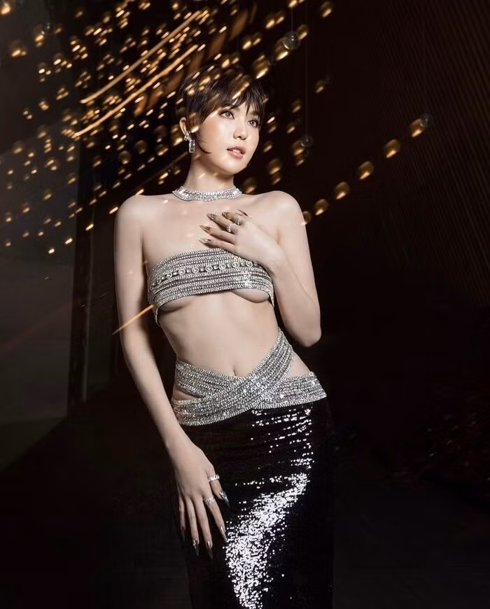 Ngoc Trinh len do tong hong noi bat nhung lai bi soi loi trang phuc-Hinh-13