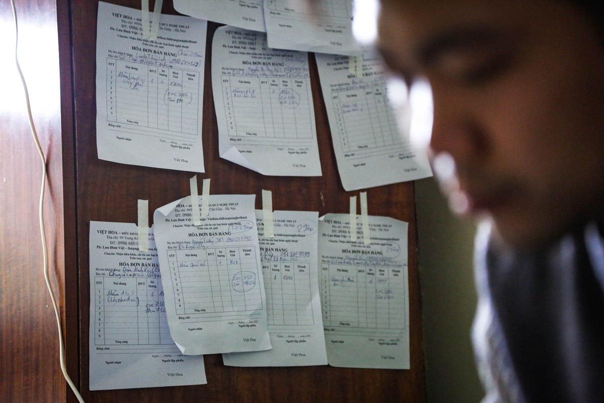 Cũng theo anh, kể từ ngày 26 tháng Chạp, số lượng đặt mâm ngũ quả đã lên đến 100 mâm mỗi ngày. Trước nhu cầu đặt hàng tăng cao, anh Việt phải thuê 5 thợ chính và 4 thợ học nghề song vẫn không đủ nguồn nhân lực. “Năm ngoái tôi còn thuê đến tận 20 người. Thuê càng nhiều người thì làm càng được nhiều số lượng. Năm nay không thuê được nhiều người làm nên tôi cũng chỉ dám nhận đơn theo khả năng có thể cung cấp”, anh cho biết thêm.