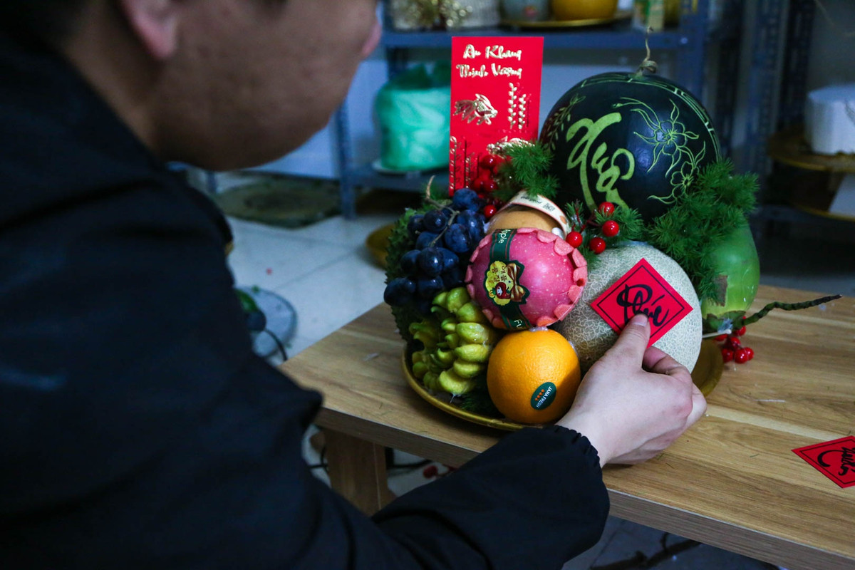 Để mâm ngũ quả thêm bắt mắt, đặc sắc với chủ đề ngày Tết, ngoài đa dạng trái cây màu sắc, anh Việt còn trang trí thêm nhiều phụ kiện như bao lì xì đỏ, cành mai, nhánh cherry đỏ, các nhãn dán theo chữ “phúc, lộc, thọ” và lá kim…