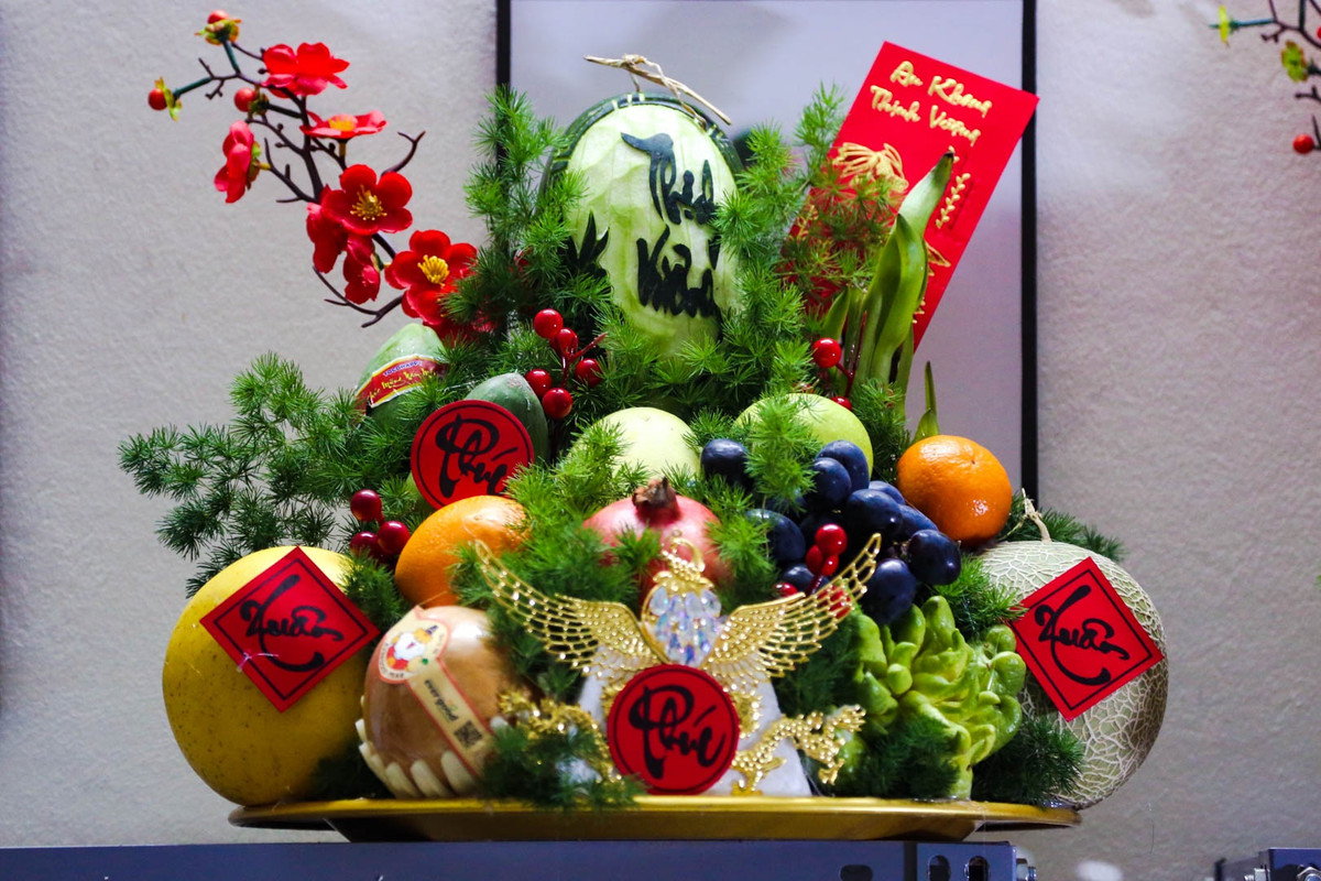 Một mâm ngũ quả tại đây có giá trung bình khoảng 2 triệu đồng. Theo anh Việt, mâm rẻ nhất có giá 900.000 đồng, mâm đắt nhất có thể lên đến 10 triệu đồng tùy theo yêu cầu của khách hàng.