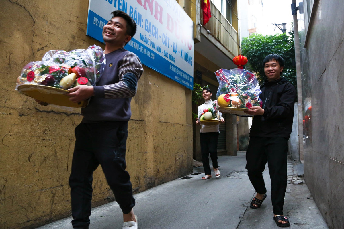Vào thời điểm này, người mua phải trả khoảng hơn 100.000 đồng cho một chuyến xe hơi công nghệ dài 3 km. “Giờ mọi người thường đặt online, nên chúng tôi đa phần phải đặt xe công nghệ để giao cho khách. Tuy nhiên việc đặt xe đang khá khó khăn vì không những ít tài xế hoạt động, mà họ còn hạn chế nhận chở đồ vật ngày Tết.
