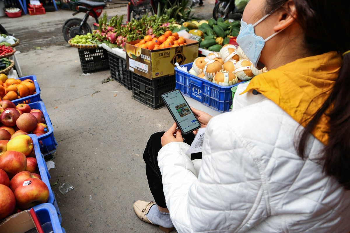 Theo chị Phúc An, chủ cửa hàng, vì bán theo kg đã quá ‘đắt khách’ nên tiệm không có đủ thời gian và nhân lực để kéo dài dịch vụ này đến ngày 30 Tết. Được biết, mỗi mâm ngũ quả chị từng nhận làm có giá rẻ nhất là 650.000 đồng, đắt nhất lên đến 2 triệu phụ thuộc vào cách trang trí và loại trái cây. “Làm mâm ngũ quả đòi hỏi sự kỳ công nên thời gian làm lâu, bên cạnh đó thuê nhân công vào thời điểm này rất khó nên tôi bắt buộc phải dừng làm mâm ngũ quả”, chị An cho biết thêm.