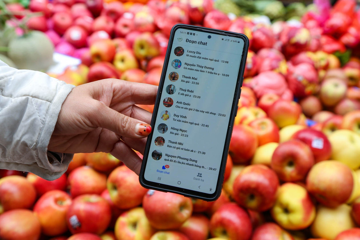 Trước đó, chị An đã chụp lại các mẫu mã của mâm ngũ quả, đăng lên mạng xã hội để thu hút khách hàng. “Tuy nhiên giờ tôi còn không dám đọc tin nhắn vì lượt hỏi, đặt hàng đến cả trăm đơn mà không thể nhận”, chị nói.