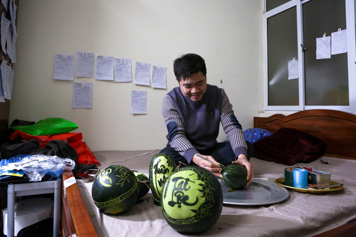 Theo anh Lưu Đình Việt, chủ cơ sở, từ ngày 20 tháng Chạp (tức ngày 11/1 Dương), anh đã huy động nhiều nhân viên làm thời vụ và bắt đầu nhận dịch vụ cung cấp mâm ngũ quả ngày Tết. “Tôi chủ yếu bán lẻ dưa hấu đã khắc và các loại mâm ngũ quả lớn, bé”, anh Việt cho biết.