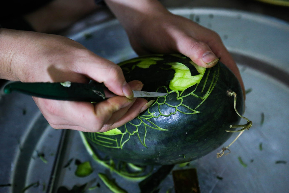 Mỗi quả dưa khắc theo chủ đề ngày Tết được bán lẻ với giá dao động từ 250.000 - 500.000 đồng/quả và có thể tăng giá đến 1.000.000 đồng vào ngày 29 và 30, khi nguồn hàng quá khan hiếm.