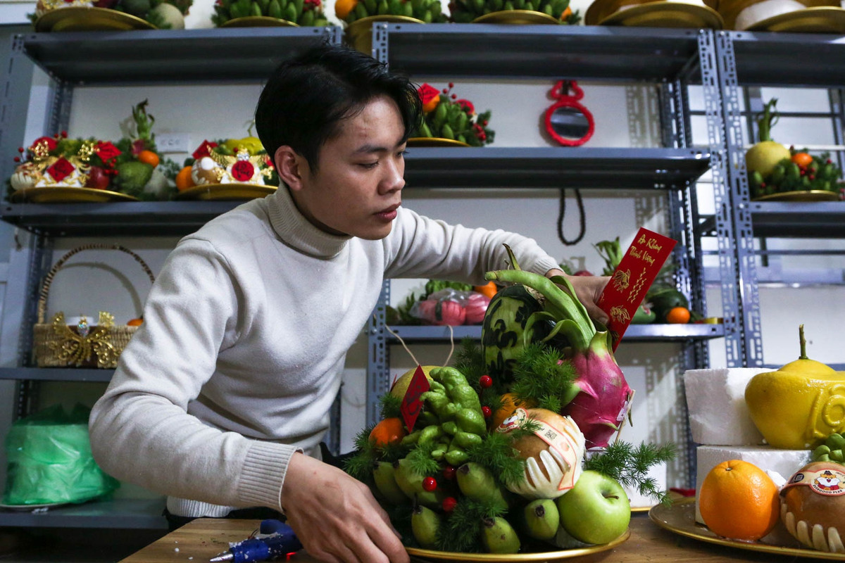 Đã 3 năm nay, mỗi lần vào mùa lễ như Tết Trung thu, Tết Nguyên đán… anh Phạm Xuân Thuận lại được anh Việt thuê xếp mâm ngũ quả vì đã có nhiều kinh nghiệm. Tiền công được trả theo số lượng mâm ngũ quả làm được và tay nghề của thợ. Vào dịp Tết này, anh Thuận bắt đầu làm từ ngày 20 tháng Chạp và có thu nhập trung bình khoảng 1,3 triệu/ngày. “Có thời điểm tôi thức thông 40 tiếng để chạy số lượng sản phẩm vì quá đông khách”, anh cho biết.