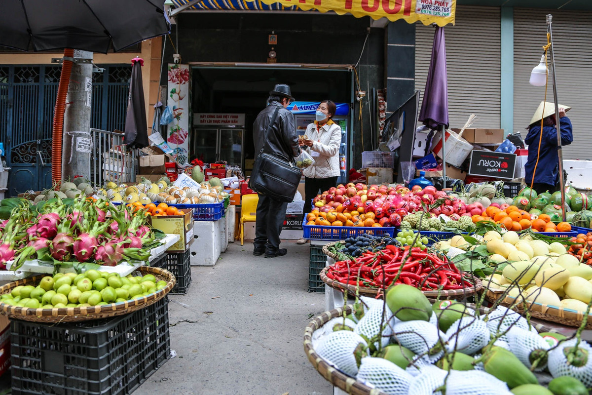 Trước tình trạng quá đông khách đặt mâm ngũ quả ngày Tết, một cửa hàng hoa quả tại phường Dịch Vọng, quận Cầu Giấy phải dừng dịch vụ này từ ngày 27 tháng Chạp và chỉ duy trì hình thức bán theo kg tại cửa hàng.