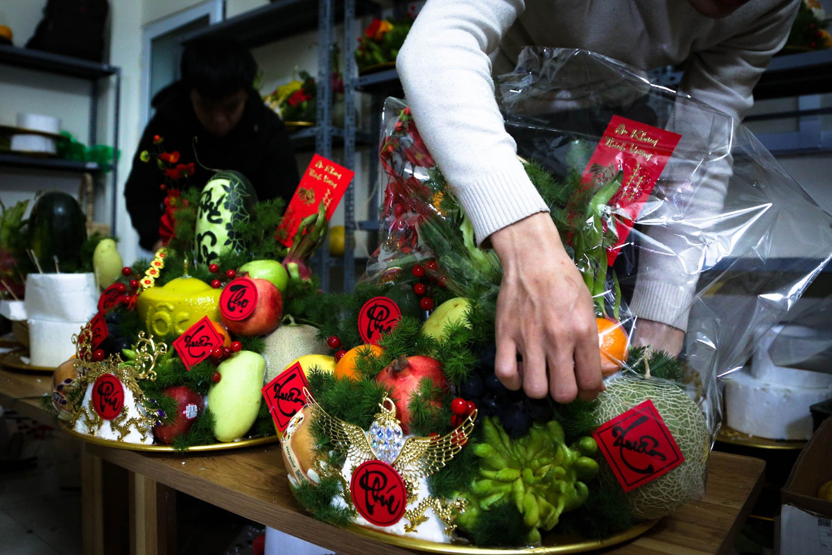 Mâm ngũ quả trên bàn thờ ngày Tết truyền thống ở các gia đình Bắc Bộ thường sẽ có nải chuối xanh đặt ở dưới cùng, ở giữa đặt những quả lớn, điểm xuyết xung quanh là loại quả nhỏ. Tuy nhiên, cách bày biện và trang trí mâm ngũ quả ngày càng đa dạng và có thể pha trộn giữa các vùng miền khác nhau.
