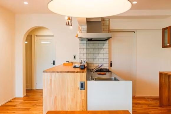 Nha cap bon voi noi that toan do go voi khong gian nhe nhang-Hinh-2