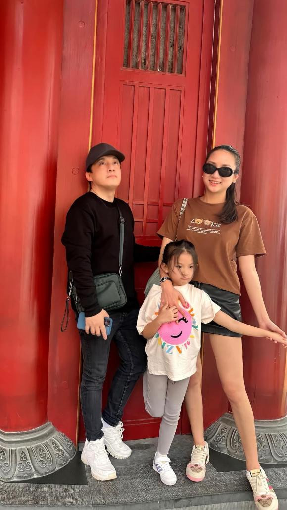 Lam Truong cung vo con du lich Singapore dip can Tet Nguyen dan