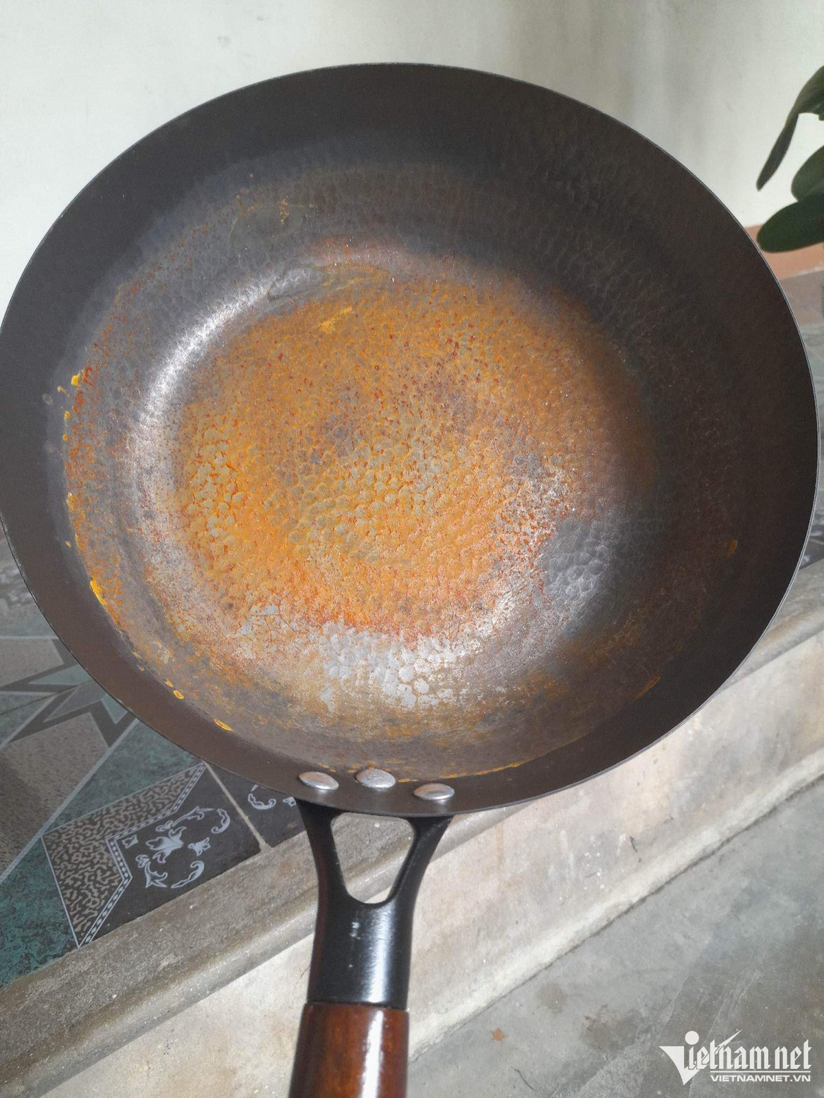 Mua chiếc chảo nấu mọi thứ đen như mực Mua chiec chao nau moi thu den nhu muc