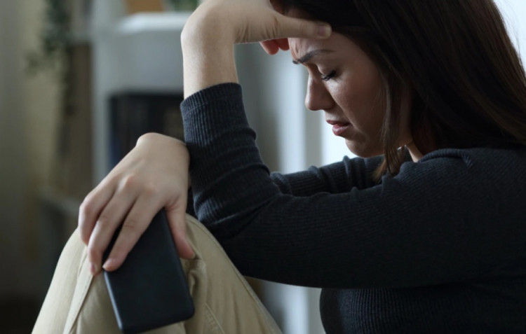 Chong mua do cho chau khong tiec tay nhung lai chi li voi con