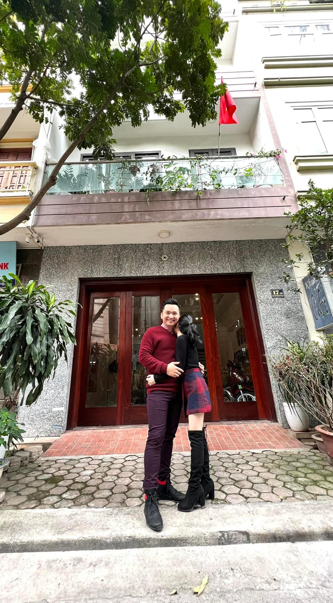 Lần hiếm hoi MC Hạnh Phúc VTV đăng ảnh bà xã và con gái - Hình 8 Lan hiem hoi MC Hanh Phuc VTV dang anh ba xa va con gai-Hinh-8