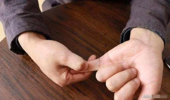 Ngon tay ut vuot qua ba tang, khi ve gia se co com an ao mac-Hinh-3