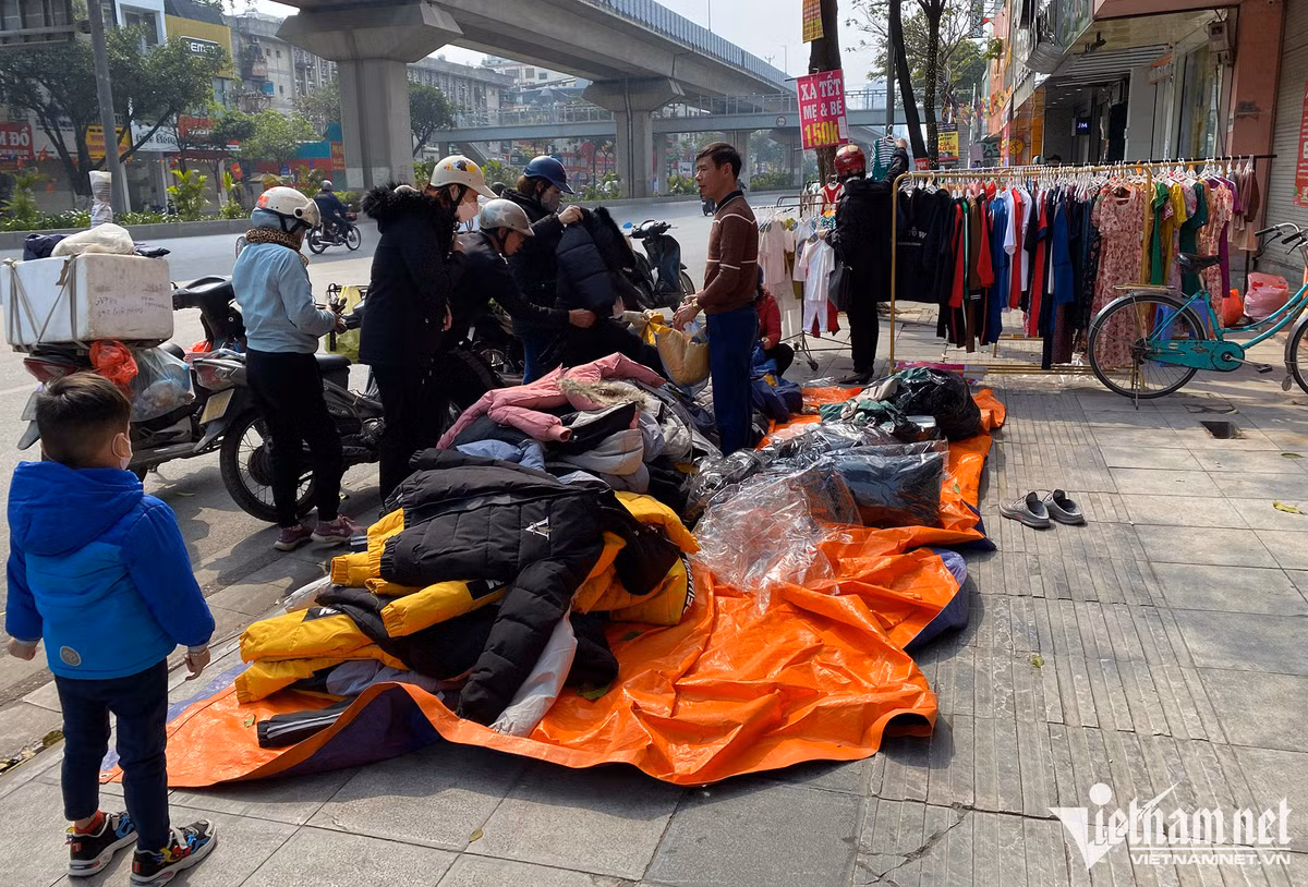 Chen chan mua quan ao, giay dep ton kho xa hang-Hinh-9