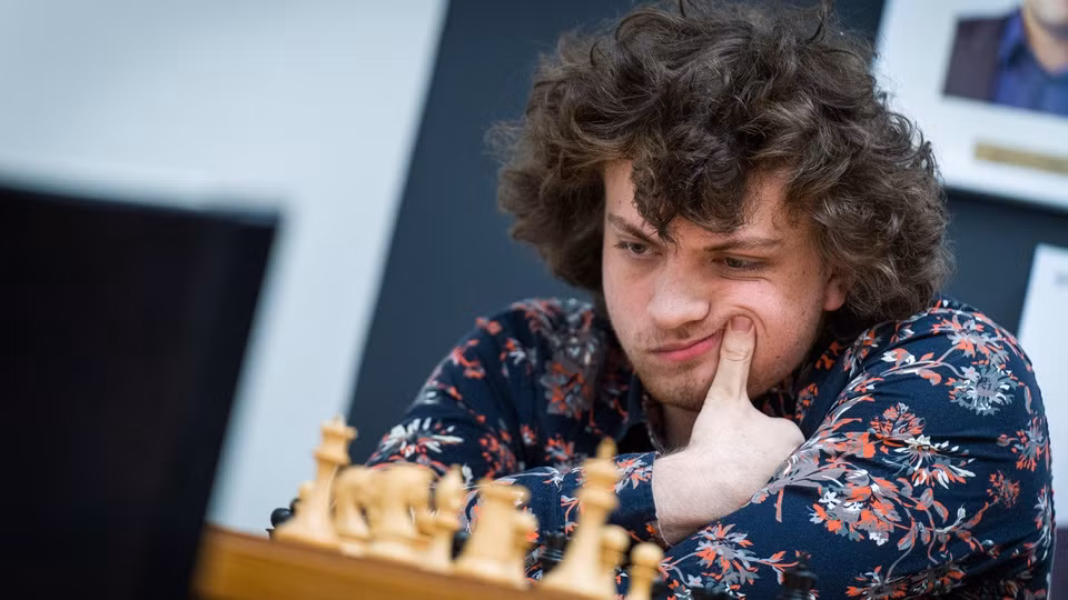 Vua co Carlsen bi to nguoc