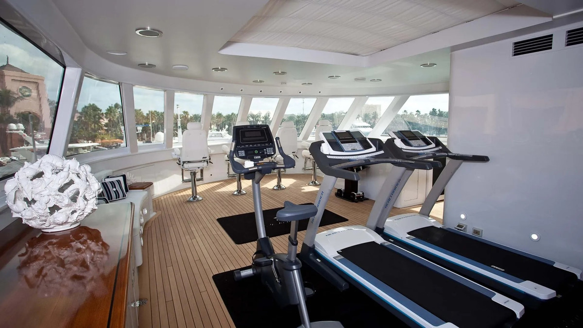 Ngoài ra, du thuyền còn có đầy đủ các dịch vụ tiện ích khác như spa, phòng xông hơi, bể ngâm nước nóng và phòng gym.