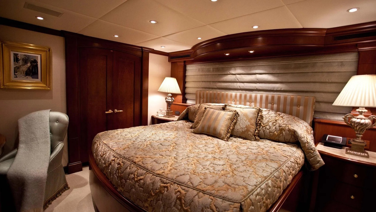 Vào năm 2009, siêu du thuyền đã được tân trang lại và nâng cấp hệ thống máy hoạt động, đặc biệt là lắp đặt thêm bộ ổn định tốc độ và trang trí lại nội thất bên trong.