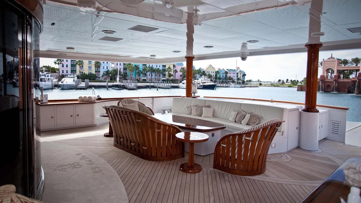 Khoang trước của du thuyền là các cabin dành cho khách, còn khoang sau của du thuyền là khu ăn uống và tiếp khách ngoài trời.