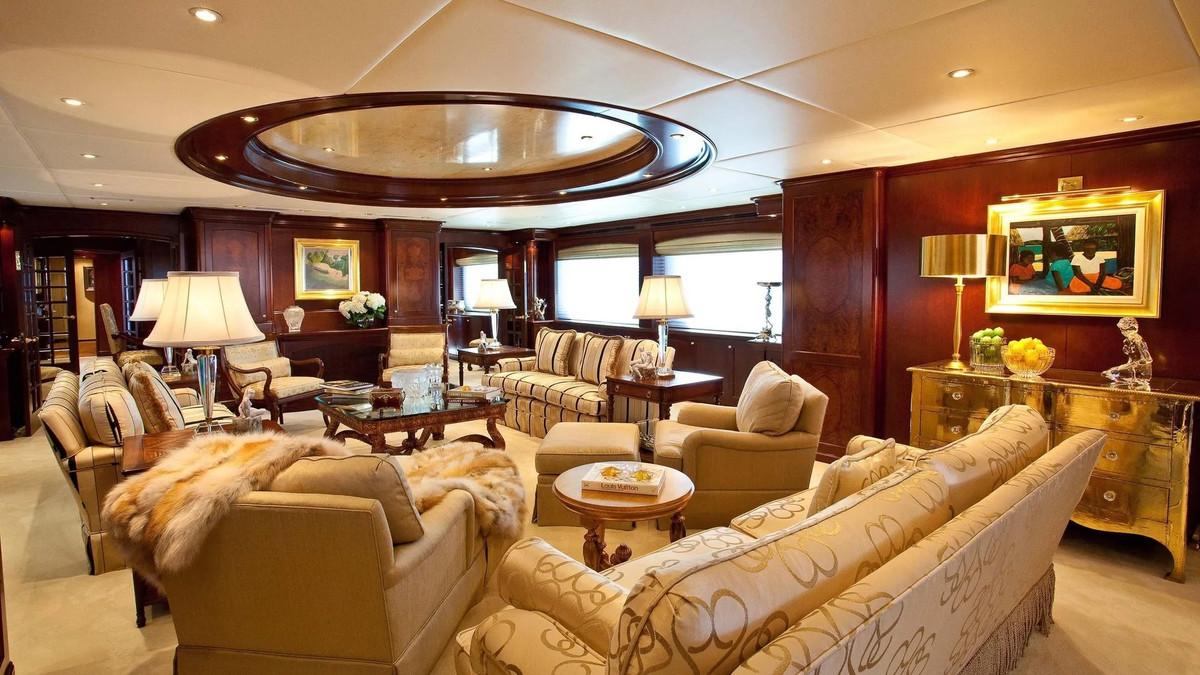 Hiện tại, tỷ phú Trevor Lee đang cho thuê siêu du thuyền này với giá khoảng 365.000 USD/ tuần.