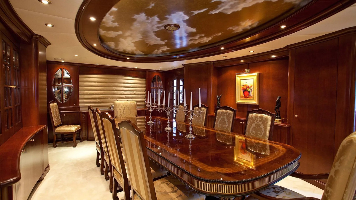 Đến năm 2016, du thuyền tiếp tục được nâng cấp và bổ sung thêm dàn đèn chiếu dưới nước, thay mới động cơ máy cũng như lắp đặt thêm hệ thống giải trí kết nối Internet và hệ thống điều hòa.