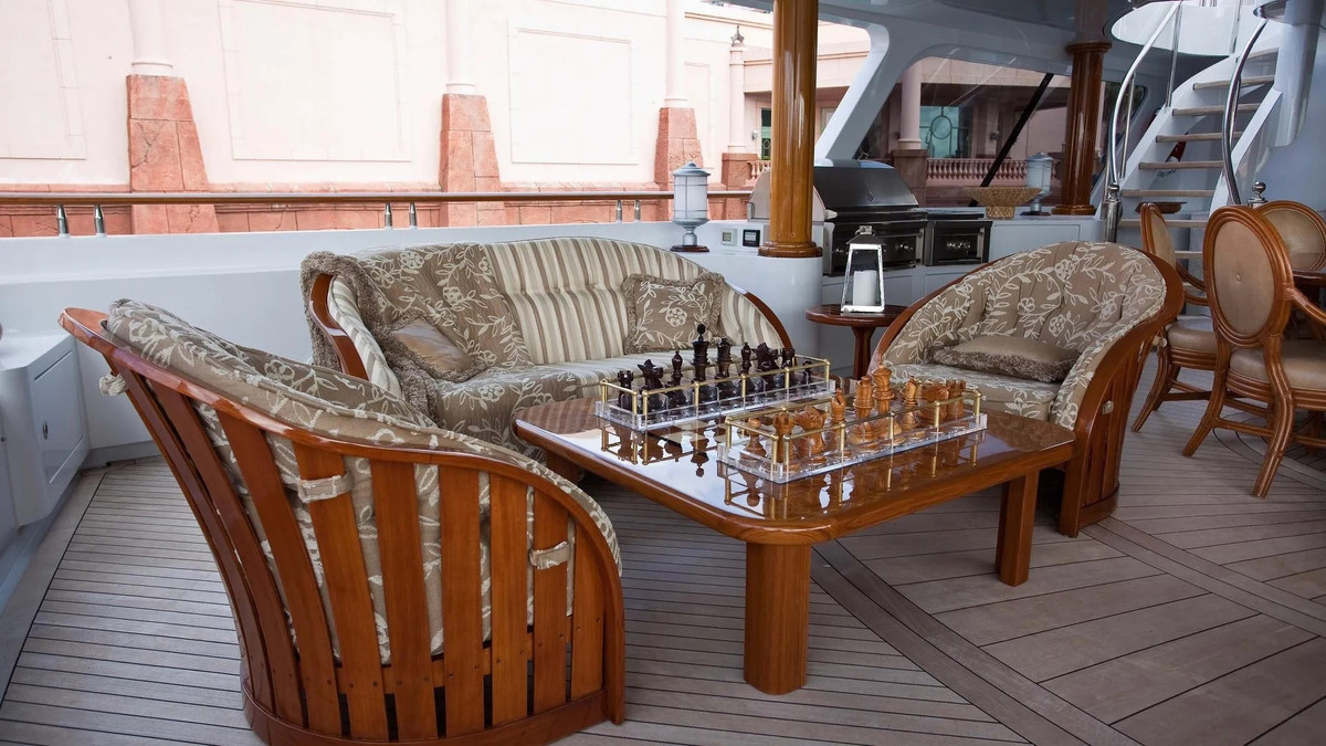 Du khách cũng có thể tận hưởng các trò chơi trên biển như lướt sóng, lướt ván, lặn biển hay chèo thuyền kayak.