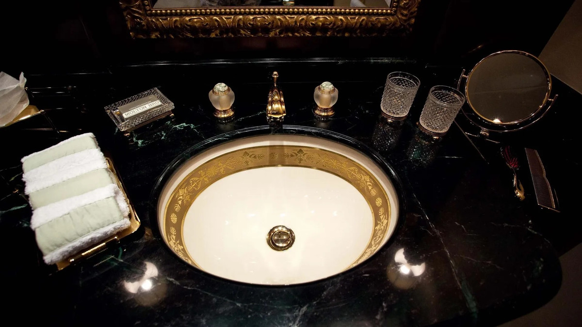 Các đồ gia dụng tiếp xúc với nước như bồn tắm, bồn rửa mặt thì chủ yếu được làm bằng kính và đá cẩm thạch.