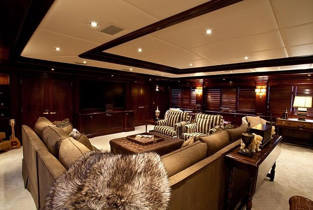 Siêu du thuyền được thiết kế bởi Claudette Bonville &amp; Associates ở Fort Lauderdale, với phần nội thất truyền thống bằng gỗ gụ và gỗ cây oliu. Keri Lee III sau đó cũng nhận được nhiều giải thưởng trong các cuộc thi du thuyền đẹp.