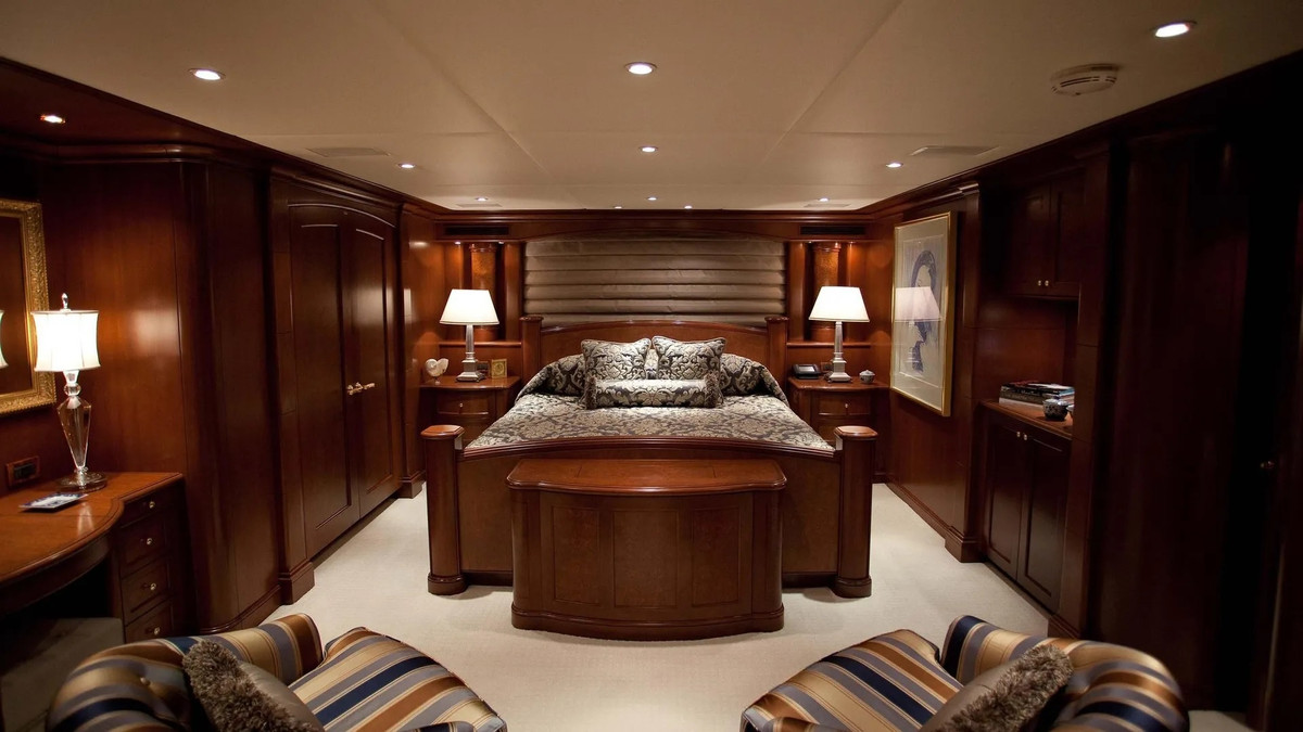 Tuy có diện tích khá rộng, Keri Lee III chỉ phục vụ tối đa 12 hành khách và thêm thủy thủ đoàn để đảm bảo sự riêng tư và thoải mái nhất.