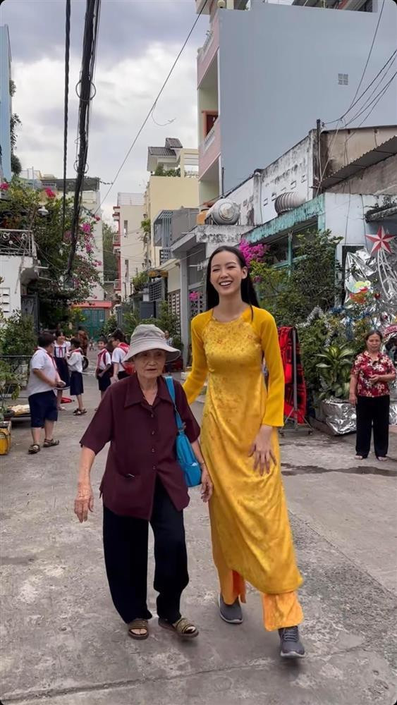 Hoa hau 1m86 Bao Ngoc mac ao dai cung sneaker