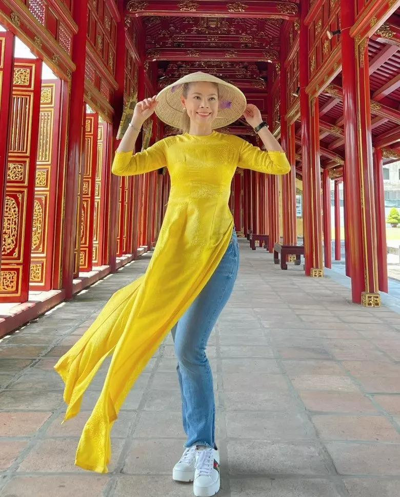 Hoa hau 1m86 Bao Ngoc mac ao dai cung sneaker-Hinh-7