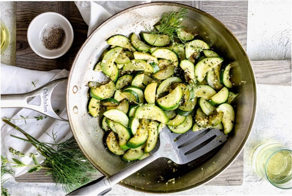 í ngòi: Với hàm lượng nước là 95%, bí ngòi cũng được xếp hạng cao trong danh sách thực phẩm có khả năng dưỡng ẩm cao.