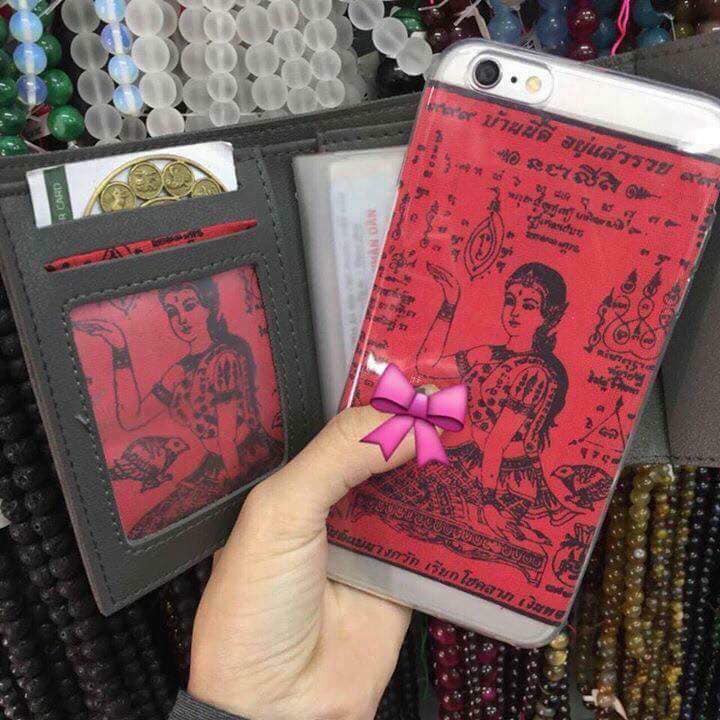 Linh phù, bùa chú không rõ nguồn gốc. Không ít người quan niệm đặt linh phù, bùa chú trong ví tiền sẽ giúp chiêu tài lộc, tăng cường phúc đức, hóa giải sát khí. Tuy vậy, không phải loại linh phù, bùa chú nào cũng có thể đặt ở trong ví. Nếu không tìm hiểu kỹ và rước linh phù, bùa chú không rõ nguồn gốc để vào ví thì sẽ ảnh hưởng nghiêm trọng tới bản thân, gây thất thoát tiền bạc.