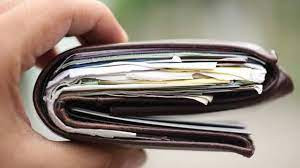 Do đó, ai thường xuyên giữ hóa đơn, biên lai thì tài vận không được tốt. Chúng kích thích nợ nần tăng lên, kiếm được bao nhiêu tiêu hết bấy nhiêu. Thay vì giữ các hóa đơn đã thanh toán, bạn hãy kẹp chúng vào một quyển sổ riêng, còn ví tiền chỉ dùng để đựng tiền mà thôi.