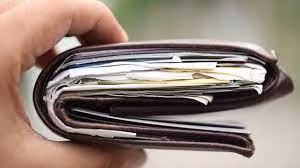 Do đó, ai thường xuyên giữ hóa đơn, biên lai thì tài vận không được tốt. Chúng kích thích nợ nần tăng lên, kiếm được bao nhiêu tiêu hết bấy nhiêu. Thay vì giữ các hóa đơn đã thanh toán, bạn hãy kẹp chúng vào một quyển sổ riêng, còn ví tiền chỉ dùng để đựng tiền mà thôi.