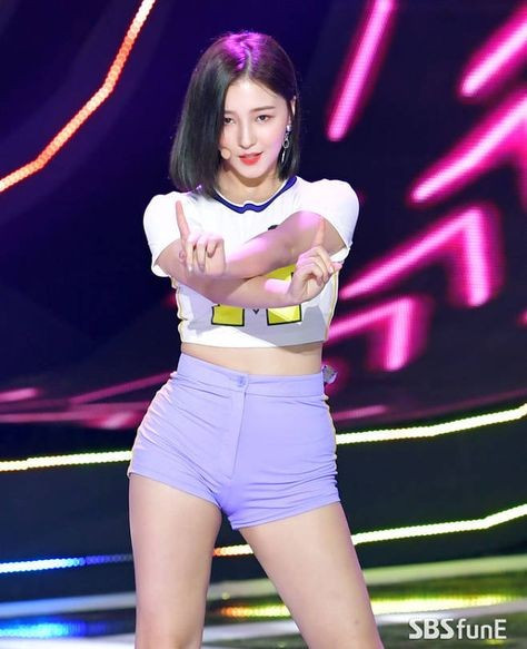 Gây chú ý dịp đầu năm 2018 với ca khúc Bboom Bboom, Momoland trở thành “cơn sốt” khắp châu Á. Đi đôi với sự nổi tiếng, nhóm vướng tranh cãi khi thường xuyên mặc áo crop top, quần short ngắn trình diễn nơi công cộng, có đông khán giả trẻ tuổi. Ảnh: SBS.