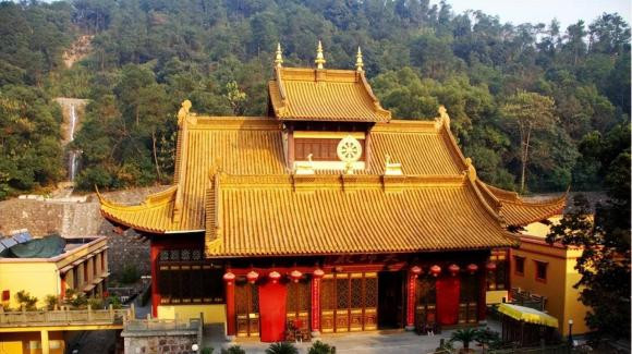 “Mot nguoi khong vao chua, hai nguoi khong nhin gieng” nghia la gi?-Hinh-2