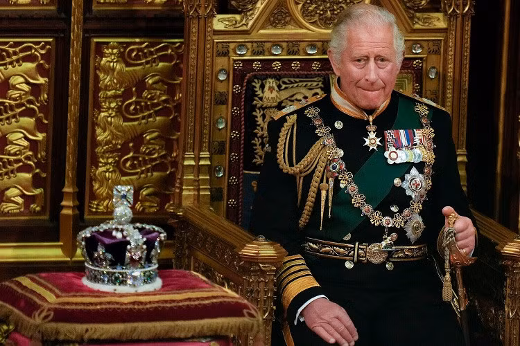 Vua Charles III doi vuong mien, chinh thuc dang quang