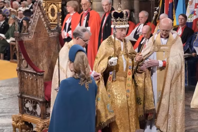 Vua Charles III doi vuong mien, chinh thuc dang quang-Hinh-6