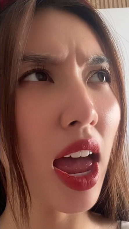 Thùy Tiên 'bắt trend' nhạc Tết, dân mạng gọi tên Quang Linh Vlog - Hình 3 Thuy Tien 'bat trend' nhac Tet, dan mang goi ten Quang Linh Vlog-Hinh-3