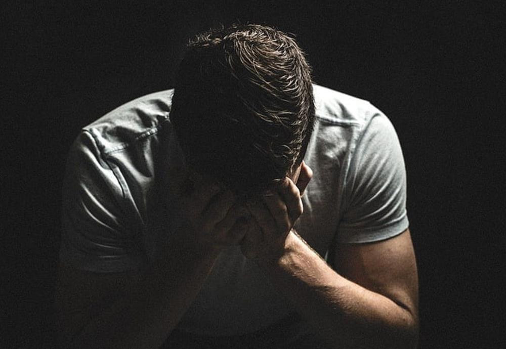 Chong tram cam sau khi phat hien bi mat cua vo dem tan hon