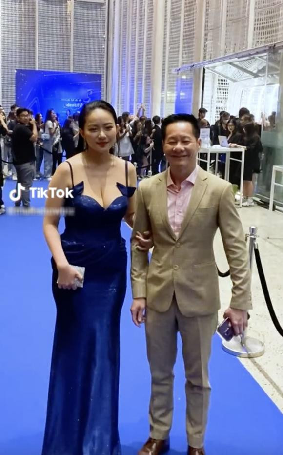 Sac voc Phan Nhu Thao khi bi nguoi qua duong chup len?-Hinh-3