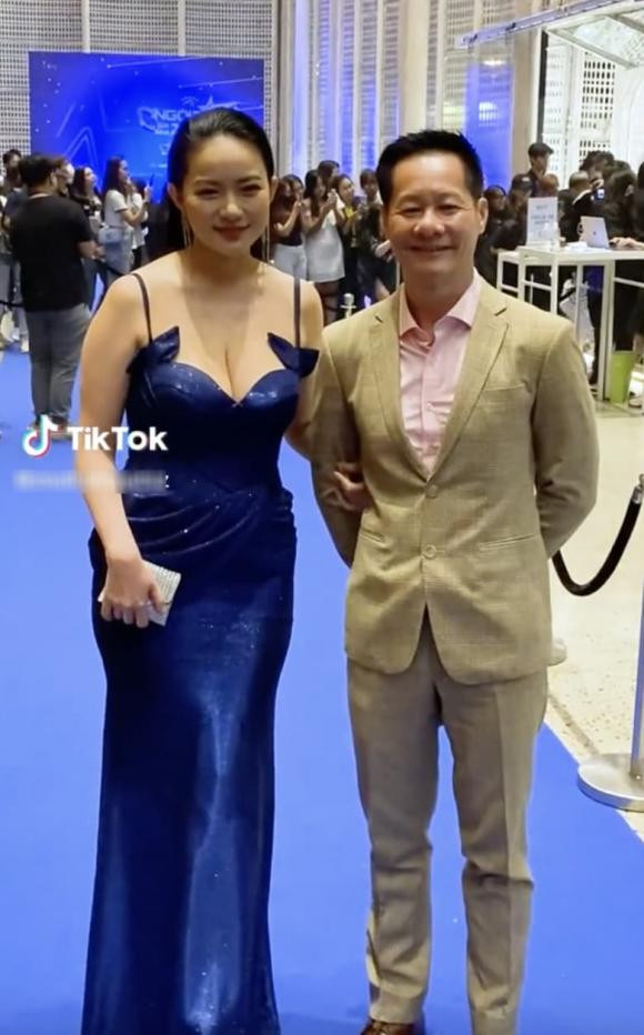 Sac voc Phan Nhu Thao khi bi nguoi qua duong chup len?