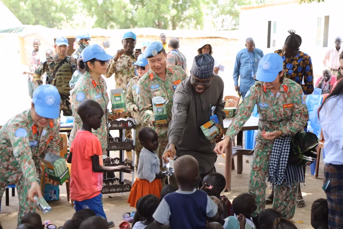 Chien si Mu noi xanh Viet Nam dung lop hoc cho tre em o Abyei