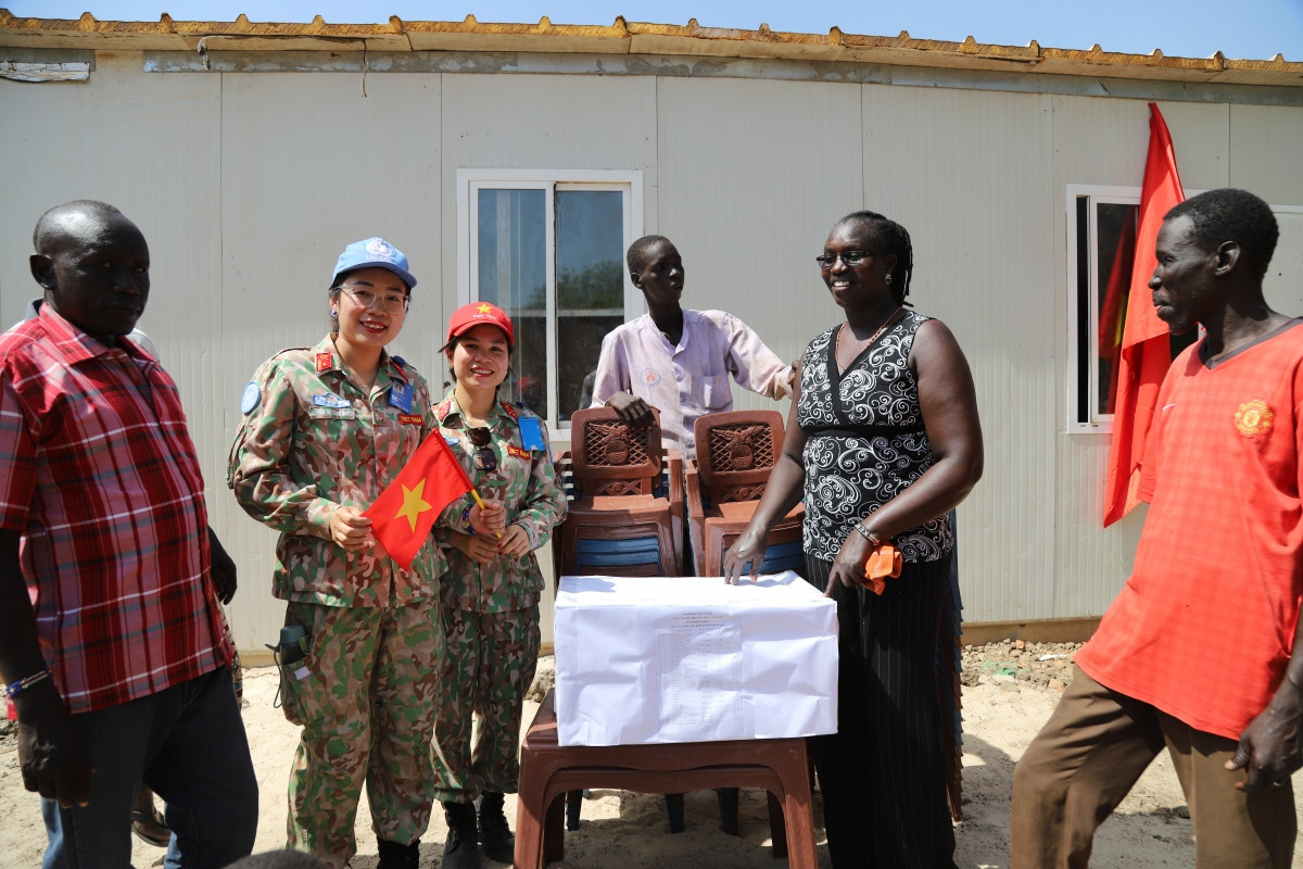 Chiến sĩ Mũ nồi xanh Việt Nam dựng lớp học cho trẻ em ở Abyei - Hình 2 Chien si Mu noi xanh Viet Nam dung lop hoc cho tre em o Abyei-Hinh-2