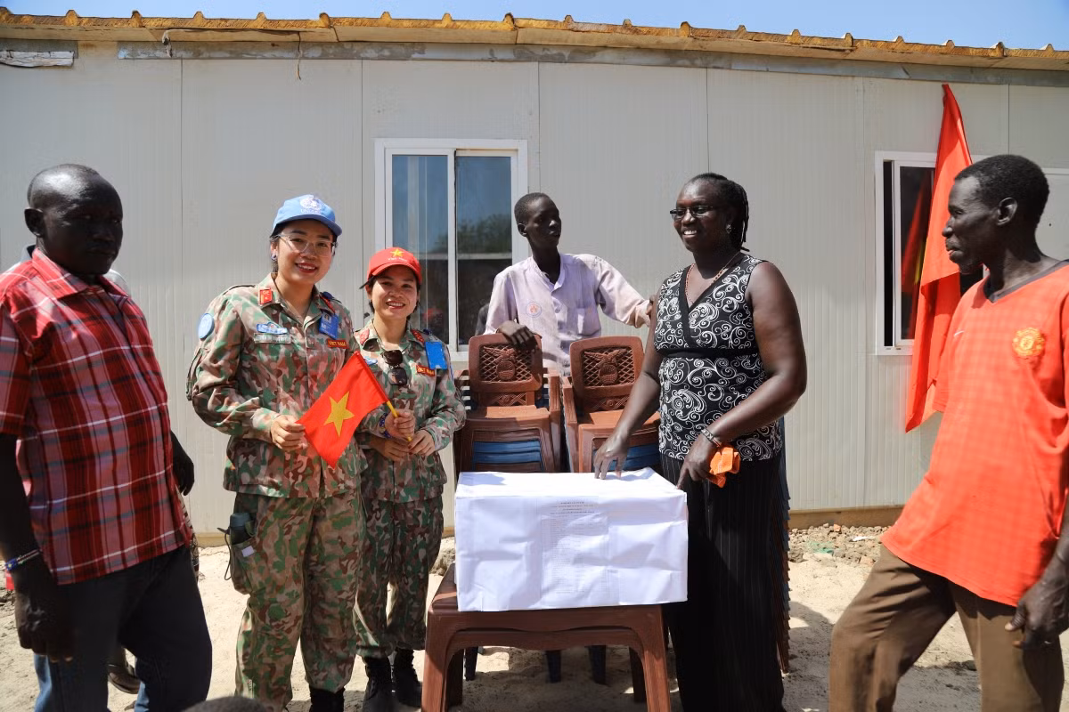 Chien si Mu noi xanh Viet Nam dung lop hoc cho tre em o Abyei-Hinh-2