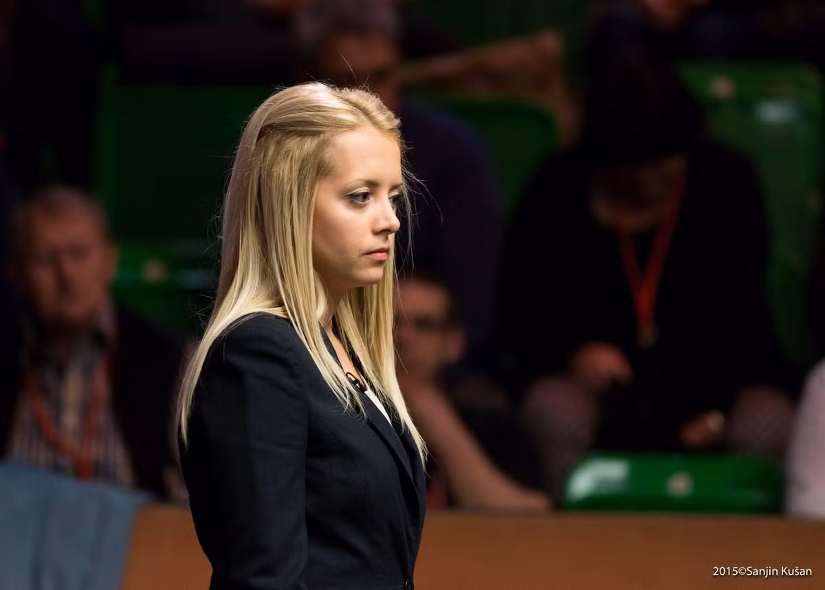 Desislava Bozhilova sinh ngày 16/10/1992 ở Sliven, Bulgaria. Đây là thành phố vốn không có nhiều người chơi billiard nhưng mỹ nhân trẻ sớm bị thu hút khi xem môn thể thao này trên truyền hình.