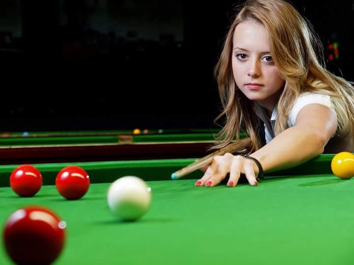 Người đẹp bắt đầu chơi billiard từ năm 13 tuổi. Nhưng cô nàng không để đam mê ảnh hưởng đến sự nghiệp học hành. Desislava có bằng thạc sĩ về kiến trúc cảnh quan của Đại học Lâm nghiệp Sofia năm 2016.