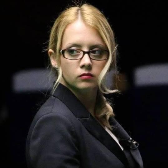 Kể từ đó, mỹ nhân người Bulgaria thường xuyên xuất hiện trong những trận đấu kinh điển của các giải tầm cỡ thế giới ở cả snooker và pool. Cô nàng khẳng định bản thân không chỉ có sắc vóc mà có cả năng lực.